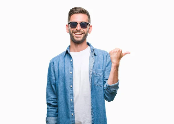 Junger Gutaussehender Mann Mit Sonnenbrille Über Isoliertem Hintergrund Lächelt Mit — Stockfoto