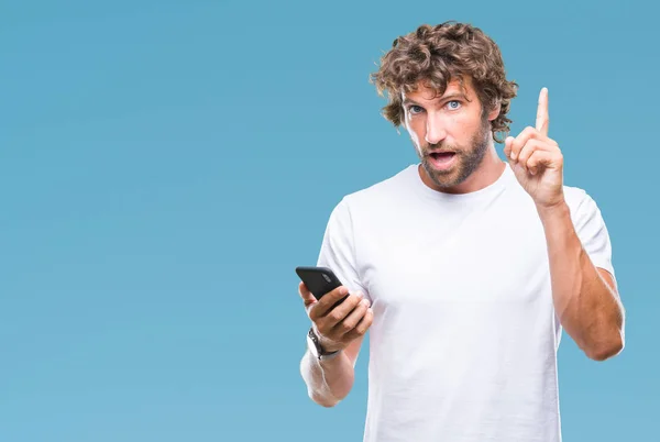 Knappe Man Van Spaanse Model Verzenden Bericht Sms Met Smartphone — Stockfoto