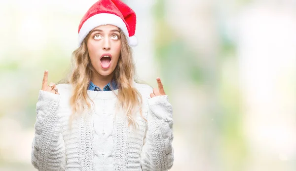Красивая Молодая Блондинка Рождественской Шляпе Изолированном Фоне Удивлена Удивлена Глядя — стоковое фото