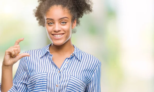 Unga Afro Amerikansk Kvinna Över Isolerade Bakgrund Leende Och Självsäker — Stockfoto