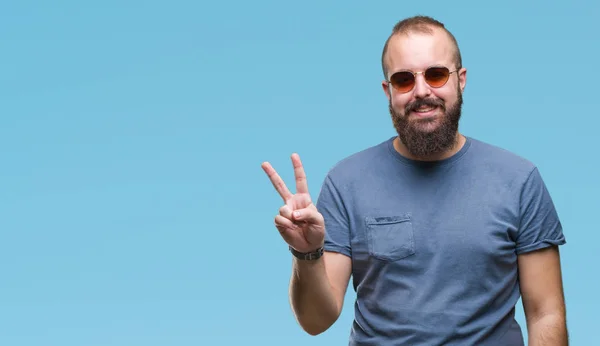 Joven Hombre Hipster Caucásico Con Gafas Sol Sobre Fondo Aislado —  Fotos de Stock