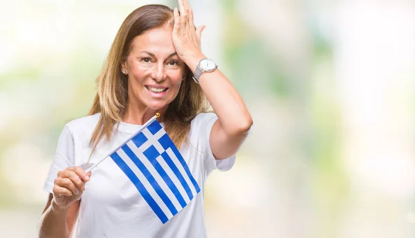 中世纪拉美裔妇女持有希腊国旗在孤立的背景下强调与手在头上 震惊与耻辱和惊喜的脸 愤怒和沮丧 对错误的恐惧和不安 — 图库照片