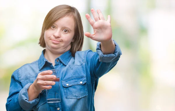 Giovane Donna Adulta Con Sindrome Acqua Potabile Sfondo Isolato Con — Foto Stock