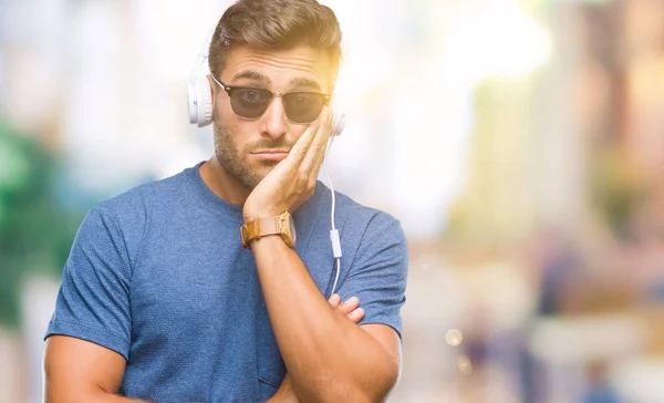 Ung Vacker Man Bär Hörlurar Lyssna Musik Över Isolerade Bakgrund — Stockfoto