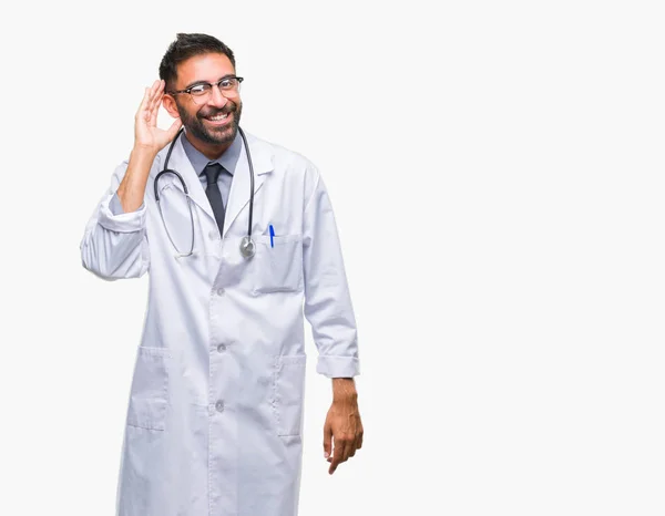 Médico Hispano Adulto Sobre Fondo Aislado Sonriendo Con Mano Sobre — Foto de Stock