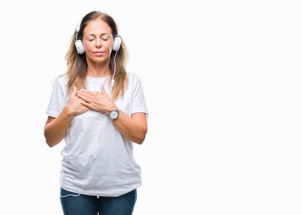 Mujer Hispana Mediana Edad Escuchando Música Con Auriculares Sobre Fondo — Foto de Stock