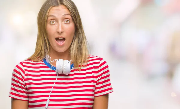 Jeune Belle Femme Écoutant Musique Portant Des Écouteurs Sur Fond — Photo