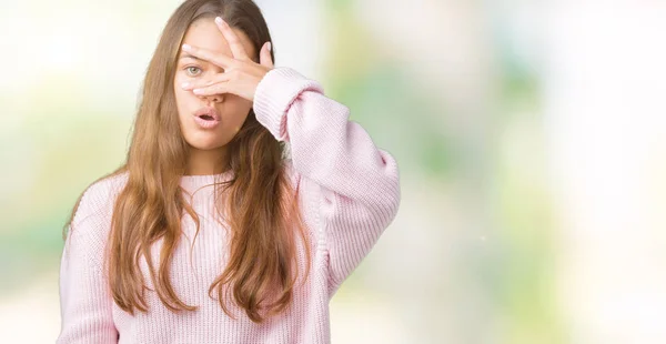 Ung Vacker Brunett Kvinna Iförd Rosa Vinter Tröja Över Isolerade — Stockfoto