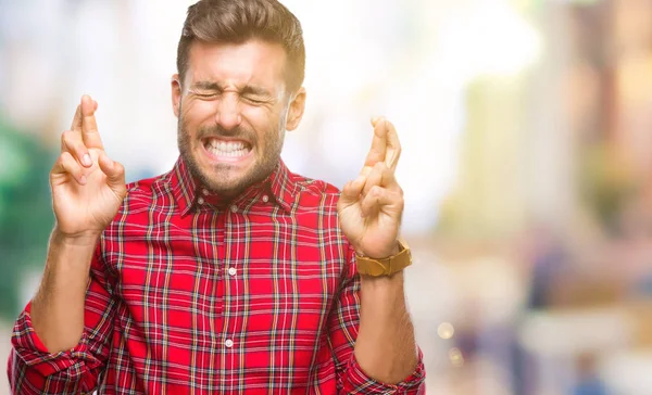 Jovem Homem Bonito Sobre Fundo Isolado Sorrindo Cruzando Dedos Com — Fotografia de Stock