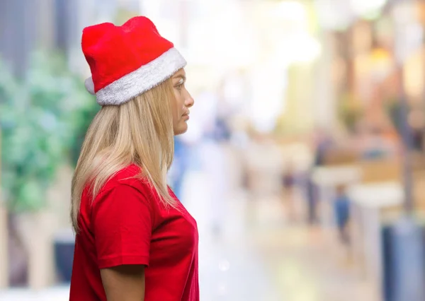 Jovem Mulher Caucasiana Vestindo Chapéu Natal Sobre Fundo Isolado Olhando — Fotografia de Stock