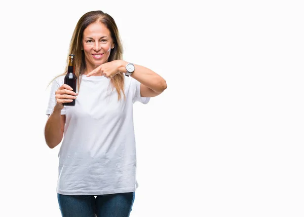 Moyen Age Femme Hispanique Boire Bière Sur Fond Isolé Très — Photo