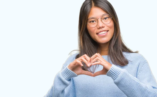 Junge Asiatin Winterpullover Vor Isoliertem Hintergrund Die Verliebt Lächelt Und — Stockfoto