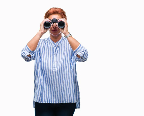 Senior Kaukasische Frau Blickt Durch Ferngläser Über Isolierten Hintergrund Mit — Stockfoto
