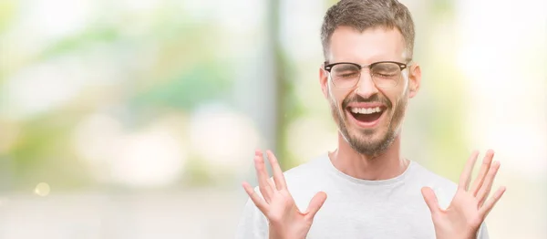 Mladý Dospělý Člověk Slaví Mad Amatérská Blázen Pro Úspěch Rukama — Stock fotografie