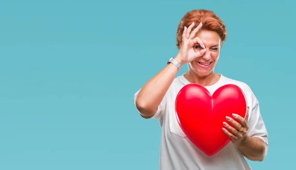 Senior Kaukasischen Frau Mit Roten Herzen Der Liebe Über Isolierten — Stockfoto