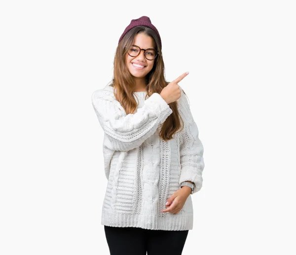 Joven Hermosa Morena Hipster Mujer Con Gafas Sombrero Invierno Sobre —  Fotos de Stock