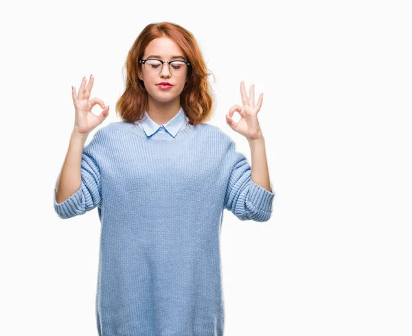 Giovane Bella Donna Sfondo Isolato Indossando Maglione Invernale Rilassarsi Sorridere — Foto Stock