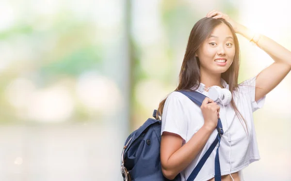 Mujer Asiática Joven Con Mochila Auriculares Sobre Fondo Aislado Estresado —  Fotos de Stock