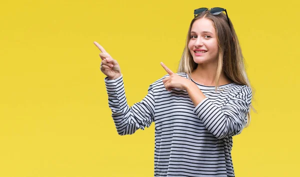 Jonge Mooie Blonde Vrouw Dragen Van Een Zonnebril Geïsoleerde Achtergrond — Stockfoto