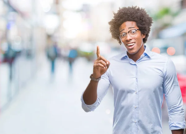 Homem Negócios Afro Americano Usando Óculos Sobre Fundo Isolado Apontando — Fotografia de Stock