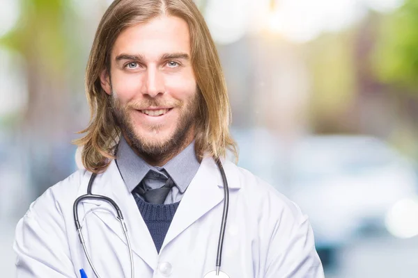 Junger Gutaussehender Arzt Mit Langen Haaren Vor Isoliertem Hintergrund Fröhlichem — Stockfoto