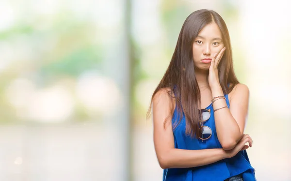 Jovem Mulher Asiática Sobre Fundo Isolado Pensando Parecendo Cansado Entediado — Fotografia de Stock