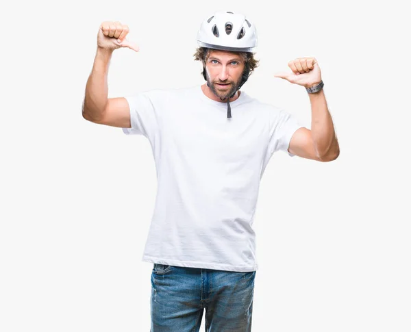 얼굴에 미소와 자신감 자부심과 손가락으로 자신을 가리키는 헬멧을 잘생긴 히스패닉 — 스톡 사진