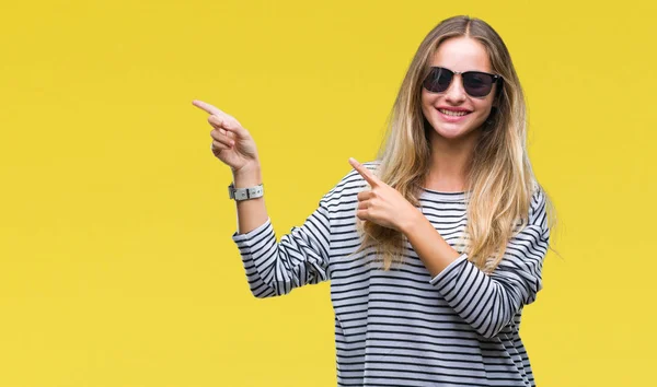 Junge Schöne Blonde Frau Mit Sonnenbrille Über Isoliertem Hintergrund Lächelt — Stockfoto
