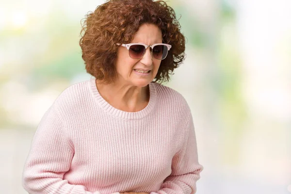 Mooie Midden Ager Senior Vrouw Roze Trui Zonnebril Dragen Geïsoleerd — Stockfoto
