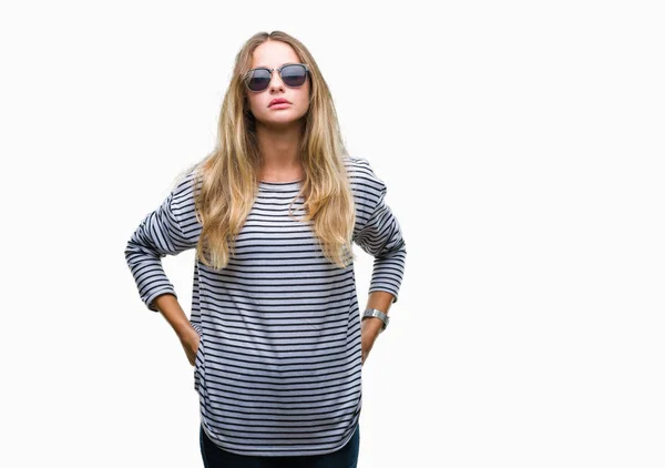 Unga Vackra Blonda Kvinnan Bär Solglasögon Över Isolerade Bakgrund Med — Stockfoto