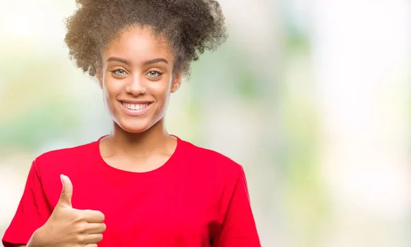 Молодая Афро Американка Изолированном Фоне Делает Счастливый Жест Вверх Рукой — стоковое фото