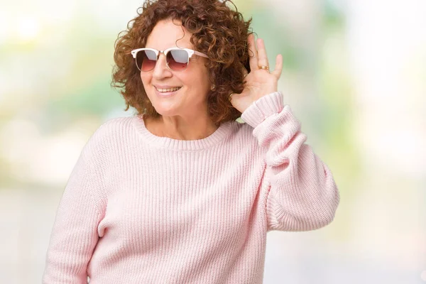 Mulher Sênior Bonita Meio Ager Vestindo Suéter Rosa Óculos Sol — Fotografia de Stock