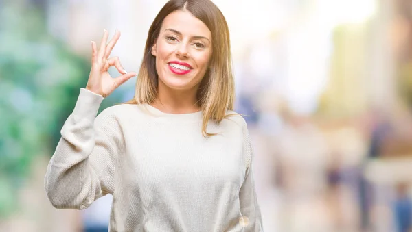 Mooie Jongedame Casual Witte Trui Geïsoleerde Achtergrond Glimlachend Positieve Doen — Stockfoto