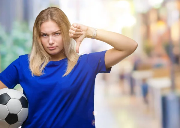 Junge Kaukasische Frau Hält Fußballball Vor Isoliertem Hintergrund Mit Wütendem — Stockfoto