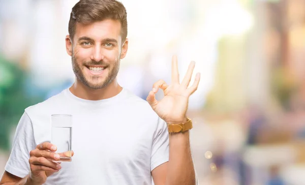 Jonge Knappe Man Glas Water Drinken Geïsoleerde Achtergrond Doen Teken — Stockfoto