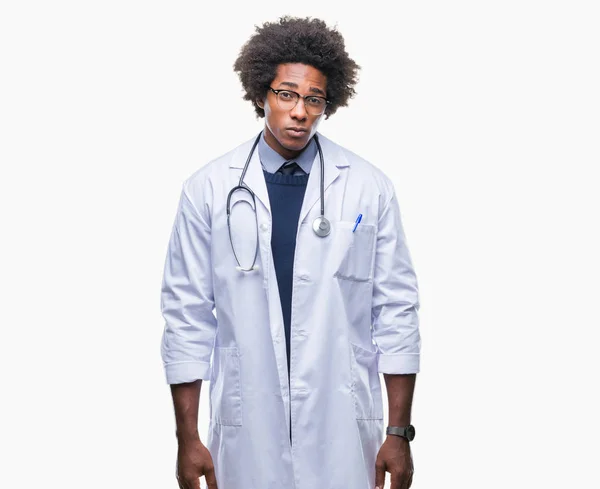 Uomo Medico Afro Americano Sfondo Isolato Scettico Nervoso Accigliato Sconvolto — Foto Stock