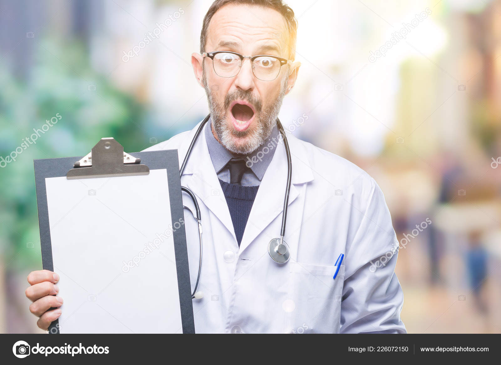 中年老年医生手持剪贴板隔离的背景吓坏了惊讶的脸害怕和激动的恐惧表情——图库图片© Krakenimages.com #226072150, image size:1600x1167