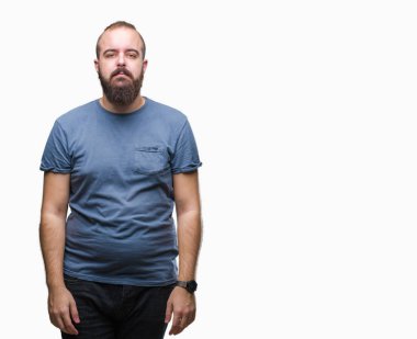 Genç beyaz hipster adam yüzünde ciddi bir ifade ile izole arka plan üzerinde. Basit ve doğal kameraya bakıyor.