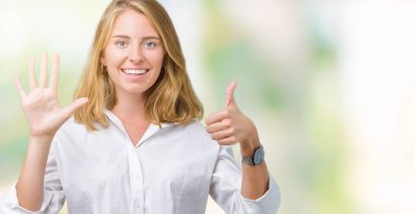 İzole arka plan el ve parmaklar ok işaretiyle yapıyor olumlu gülümseyen üzerinde gözlük güzel ve genç birbayan. Başarılı ifade.