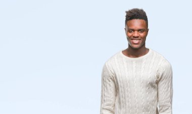 İzole arka plan ile bir mutlu ve güzel genç Afro-Amerikan adam yüzünde gülümseme. Şanslı kişi.