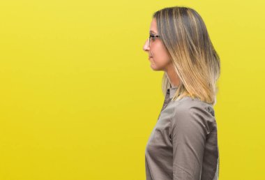 İzole arka tarafına, arayan genç güzel kadın dinlenmek doğal yüz emin gülümseme ile pozuyla profili.