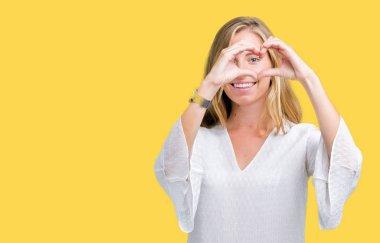 İzole arka plan el ve parmaklar ok işaretiyle yapıyor olumlu gülümseyen üzerinde gözlük güzel ve genç birbayan. Başarılı ifade.