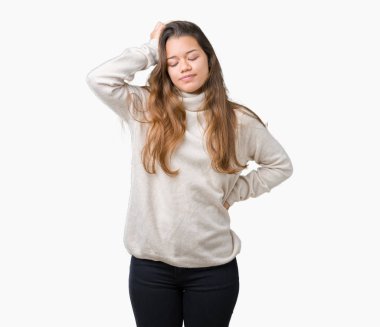 Genç güzel esmer kadın giyiyor boğazlı kazak izole arka plan üzerinde yanıltır ve soru hakkında merak ediyorum. Şüphe, kafasına el ile düşünme ile belirsiz. Dalgın kavramı.