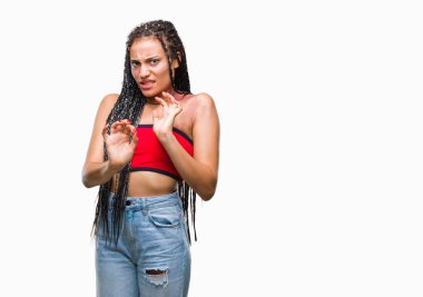 Genç örgülü saç Afrika kökenli Amerikalı pigmentasyon leke Doğum işareti izole arka plan üzerinde ile tiksinti ifadesi, memnun ve korkulu tiksinti yüz yapıyorsun çünkü nefret tepki. Elleriyle kaldırdı. Sinir bozucu kavramı.