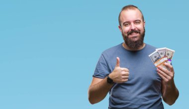 Ok işareti, başparmak ile parmak, mükemmel işareti yapıyor kocaman bir gülümseme ile arka plan mutlu para demet holding genç hipster adam izole