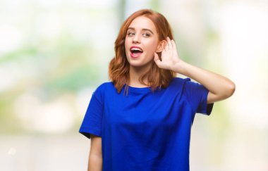 Genç güzel kadın bir işitme söylenti ya da dedikodu için dinleme kulak üzerinde el ile gülümseyen izole arka plan yüzünden. Sağırlık kavramı.