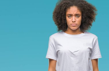 Genç afro Amerikan kadın izole arka plan yüzünden depresyona ve kızgın ve korkmuş ağlıyor sıkıntı için endişeleniyorum. Üzgün ifade.