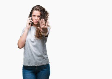 Genç esmer kız Smartphone ile izole arka plan üzerinde konuşmaya açık el dur işareti ile ciddi ve kendine güvenen ifade, savunma hareketi yapıyor