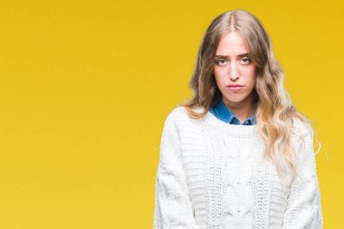 Kızgın ve korkmuş ağlıyor depresif izole arka plan üzerinde kış kazak ve sıkıntı, endişe giyen güzel sarışın genç kadın. Üzgün ifade.