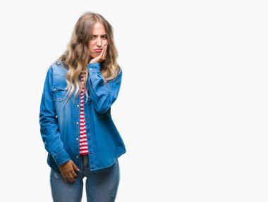 İzole arka plan düşünme seyir üzerinde güzel sarışın genç kadın yorgun ve sıkılmış çapraz silah depresyon sorunları ile.